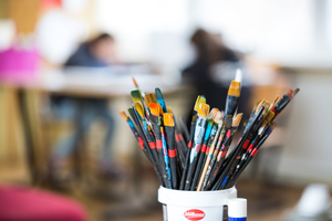 Wilde Locken – Bunte Stühle. Eine Schule macht Kunst Wilde Locken – Bunte Stühle. Eine Schule macht Kunst