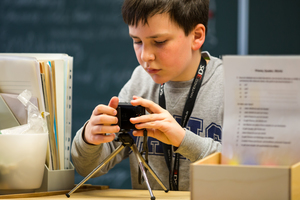 Wilde Locken – Bunte Stühle. Eine Schule macht Kunst Wilde Locken – Bunte Stühle. Eine Schule macht Kunst