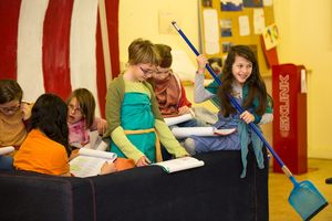 Wilde Locken – Bunte Stühle. Eine Schule macht Kunst Wilde Locken – Bunte Stühle. Eine Schule macht Kunst