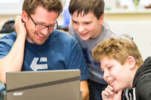 Wilde Locken – Bunte Stühle. Eine Schule macht Kunst Wilde Locken – Bunte Stühle. Eine Schule macht Kunst