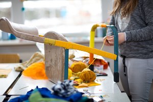 Wilde Locken – Bunte Stühle. Eine Schule macht Kunst Wilde Locken – Bunte Stühle. Eine Schule macht Kunst