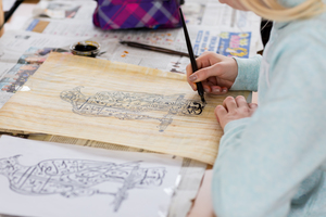 Wilde Locken – Bunte Stühle. Eine Schule macht Kunst Wilde Locken – Bunte Stühle. Eine Schule macht Kunst