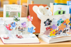 Wilde Locken – Bunte Stühle. Eine Schule macht Kunst Wilde Locken – Bunte Stühle. Eine Schule macht Kunst