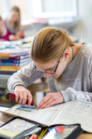 Wilde Locken – Bunte Stühle. Eine Schule macht Kunst Wilde Locken – Bunte Stühle. Eine Schule macht Kunst