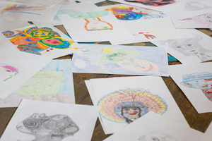 Wilde Locken – Bunte Stühle. Eine Schule macht Kunst Wilde Locken – Bunte Stühle. Eine Schule macht Kunst