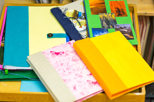 Wilde Locken – Bunte Stühle. Eine Schule macht Kunst Wilde Locken – Bunte Stühle. Eine Schule macht Kunst