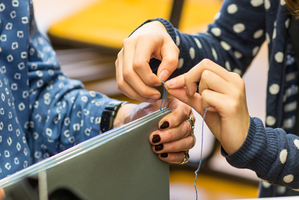 Wilde Locken – Bunte Stühle. Eine Schule macht Kunst Wilde Locken – Bunte Stühle. Eine Schule macht Kunst