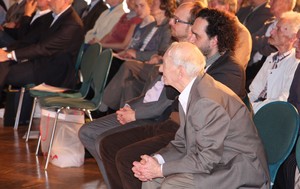 Eine Ehrung dafür, Mensch zu sein Eine Ehrung dafür, Mensch zu sein