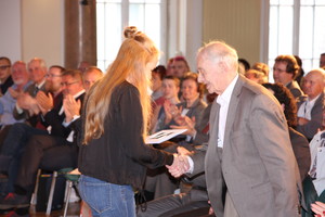 Eine Ehrung dafür, Mensch zu sein Eine Ehrung dafür, Mensch zu sein