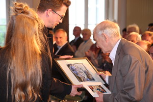 Eine Ehrung dafür, Mensch zu sein Eine Ehrung dafür, Mensch zu sein