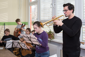 Eine Bande Musiker geht um im Schulhaus Eine Bande Musiker geht um im Schulhaus