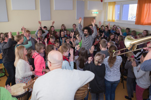 Eine Bande Musiker geht um im Schulhaus Eine Bande Musiker geht um im Schulhaus