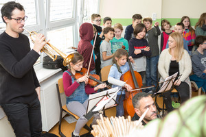 Eine Bande Musiker geht um im Schulhaus Eine Bande Musiker geht um im Schulhaus