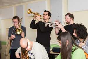 Eine Bande Musiker geht um im Schulhaus Eine Bande Musiker geht um im Schulhaus