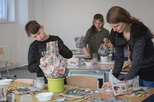 "Gestalte deinen eigenen Nischel" aus Pappmaschee "Gestalte deinen eigenen Nischel" aus Pappmaschee